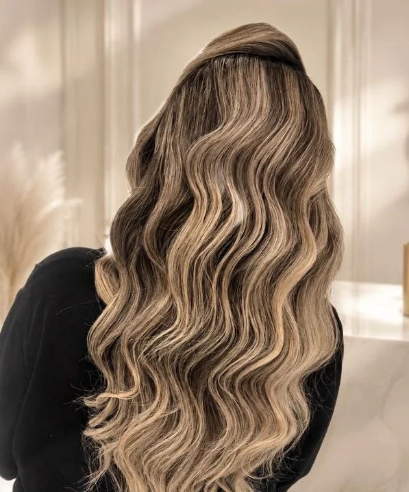 گالری مدرس تخصصی میکاپ عروس ، ارائه خدمات تخصصی ناخن ، شینیون به روش اروپایی ، رنگ و لایت و تمامی خدمات مو