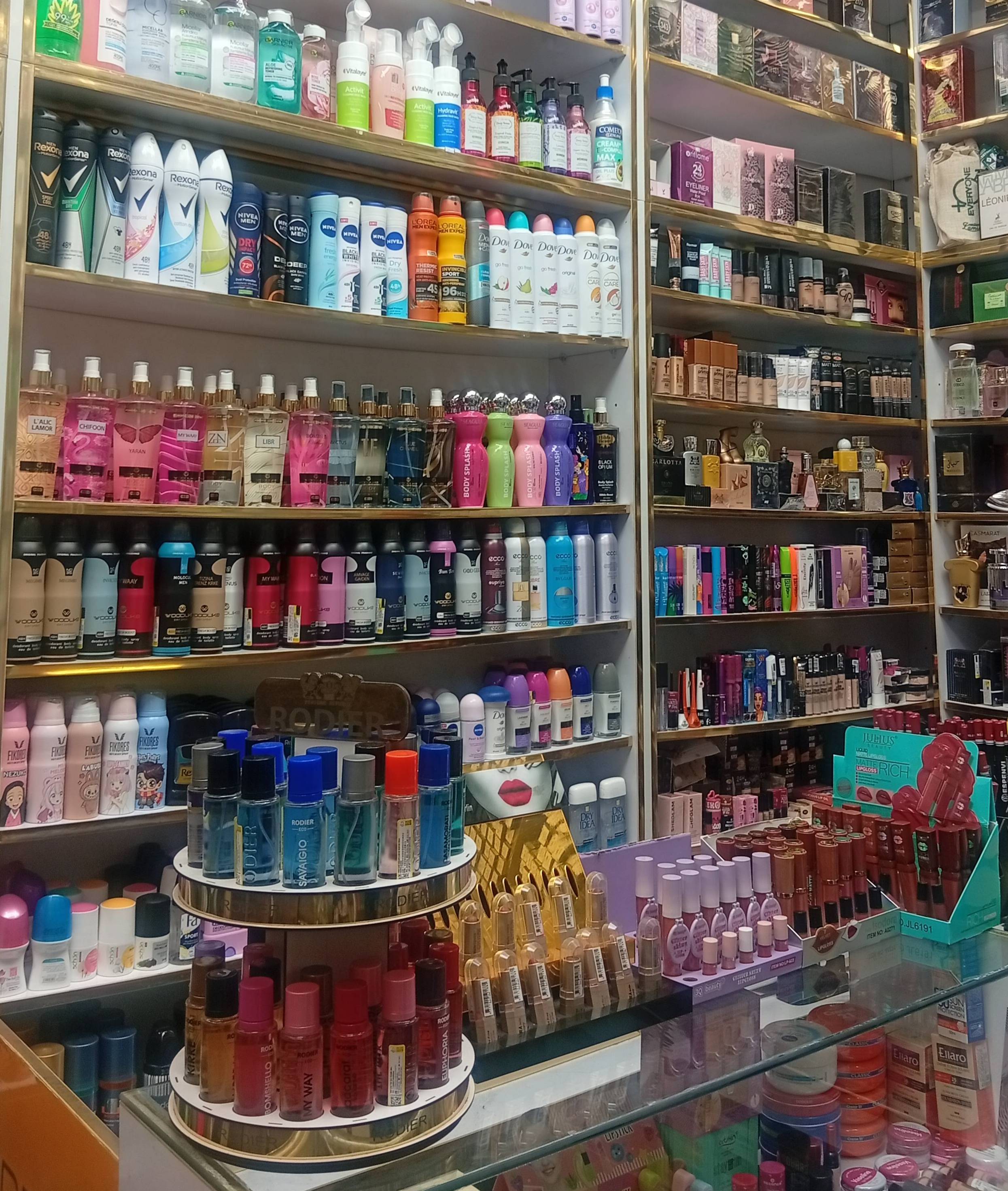 گالری فروشگاه لوازم آرایشی و بهداشتی مروارید سلسبیل