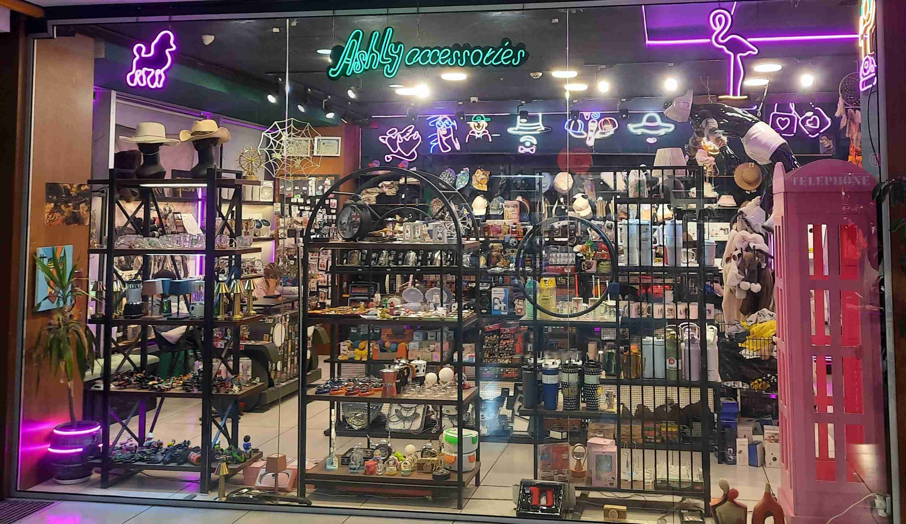گالری فروشگاه لباس و اکسسوری لیدی لند و اشلی و برند لوسیفر پردیس آتلانتیس