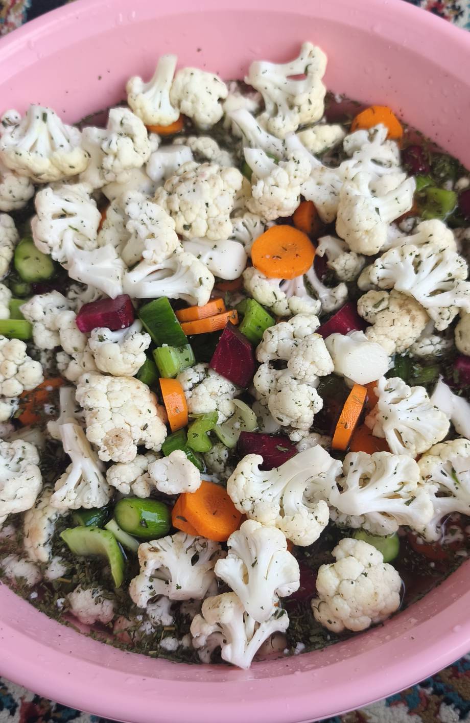 گالری روستای قرق ، فروش انواع ترشیجات خانگی و مزه به یادماندنی . عرضه انواع ترشی‌های لیته بادمجان گل کلم هرنوع ترشی سفارش پذیرفته میشود آماده همکاری با مغازه دارها