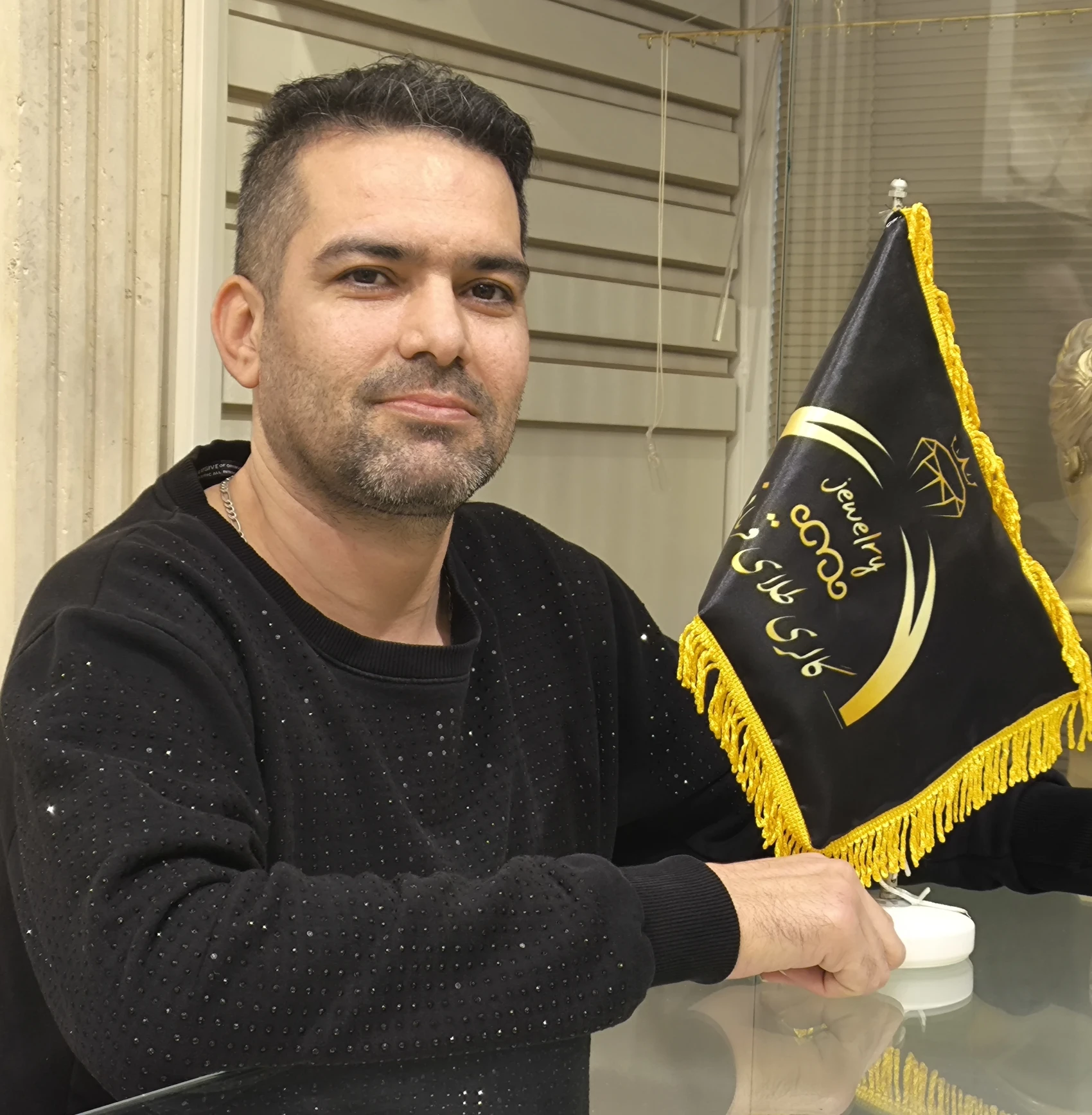 لوگو گالری طلا و جواهرات قربانی
